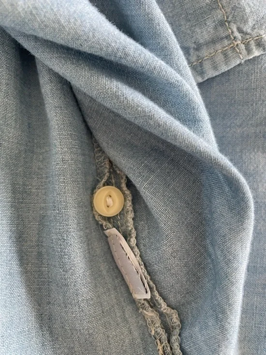 Madewell Classic Light Chambray Button Down Shirt in Medium - Picture 12 of 15